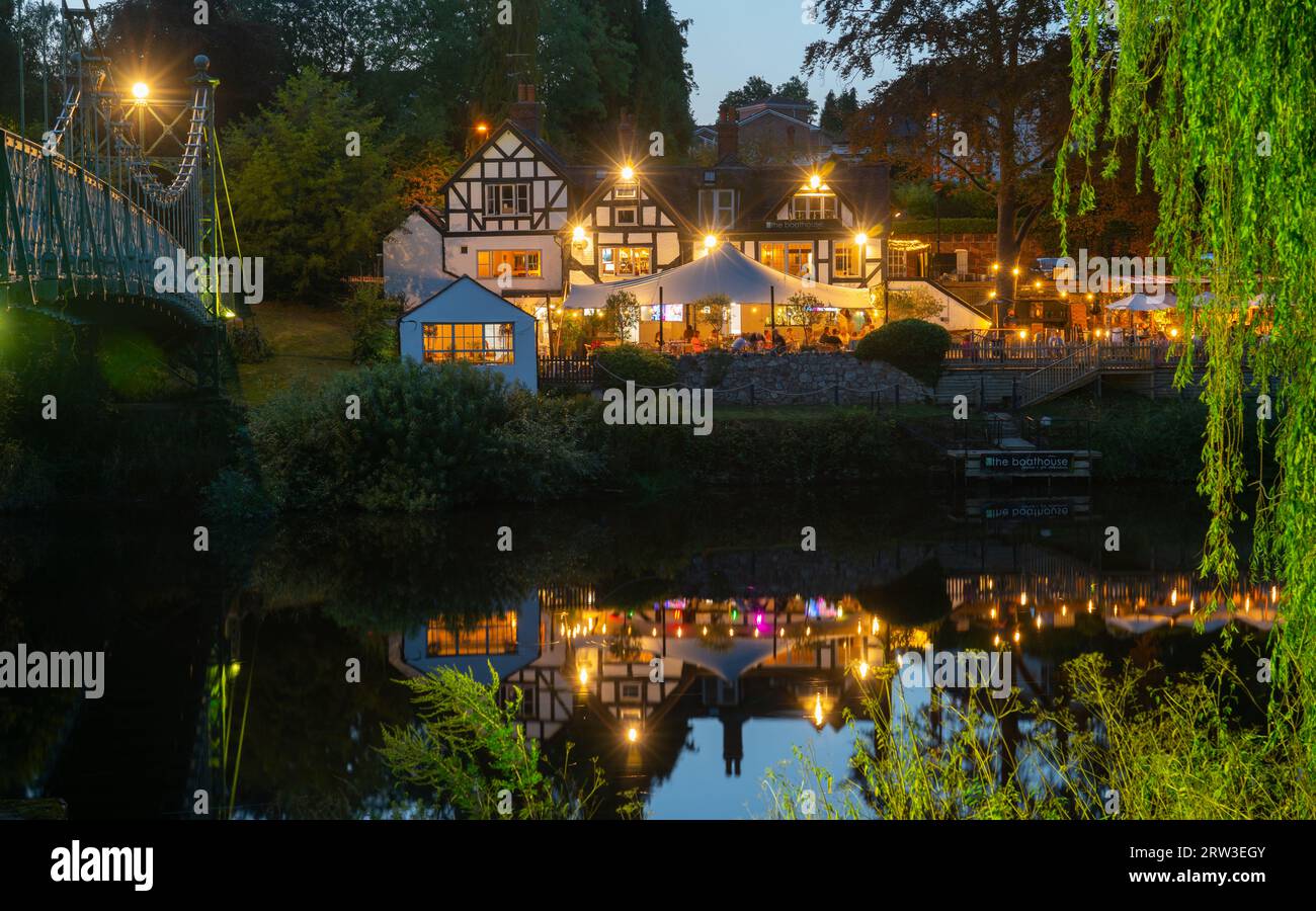 The Boathouse Pub/Restaurant, Shrewsbury, Shropshire. Adjacent au pont suspendu de Port Hill sur la rivière Severn. Photo prise en septembre 2023. Banque D'Images