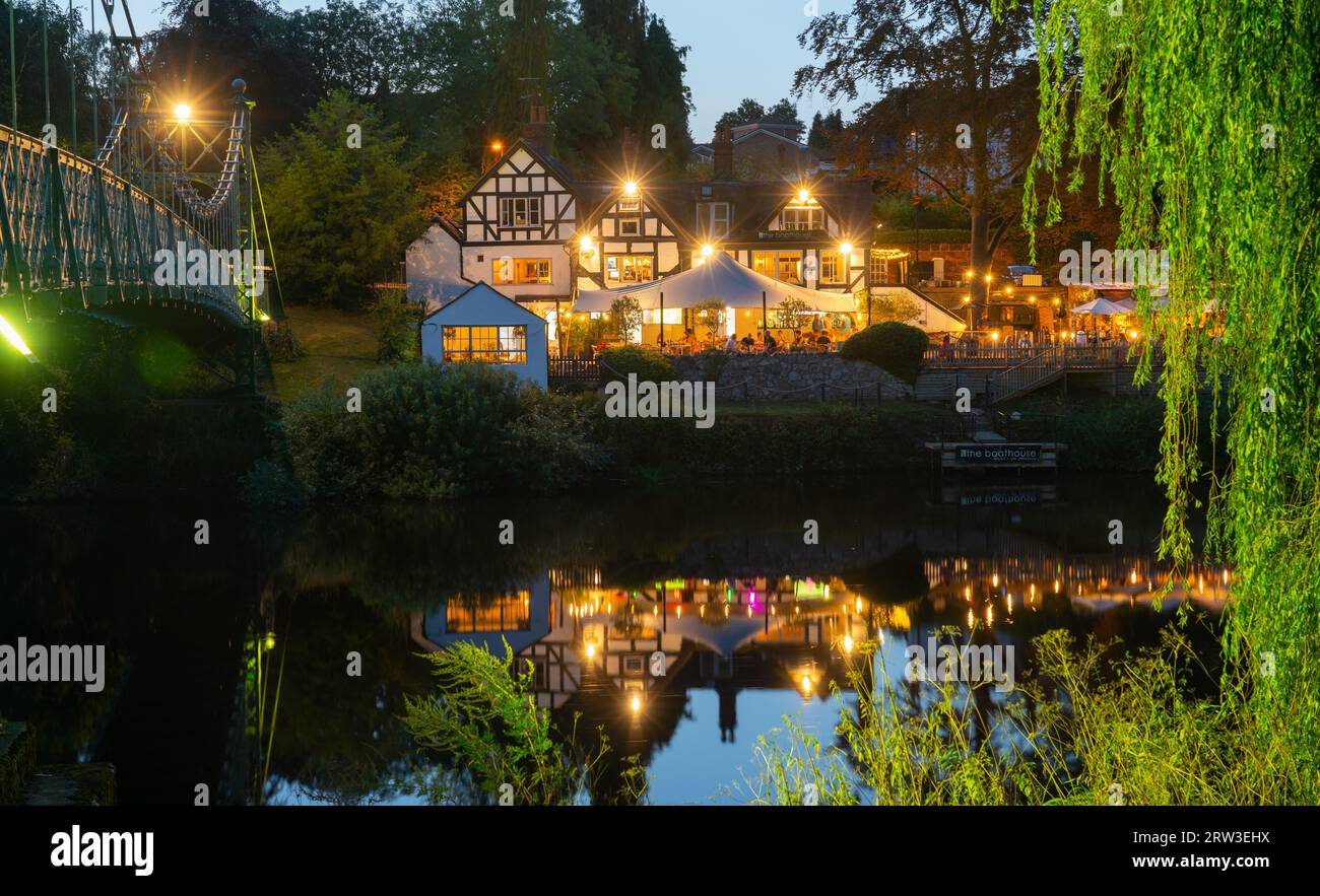 The Boathouse Pub/Restaurant, Shrewsbury, Shropshire. Adjacent au pont suspendu de Port Hill sur la rivière Severn. Photo prise en septembre 2023. Banque D'Images