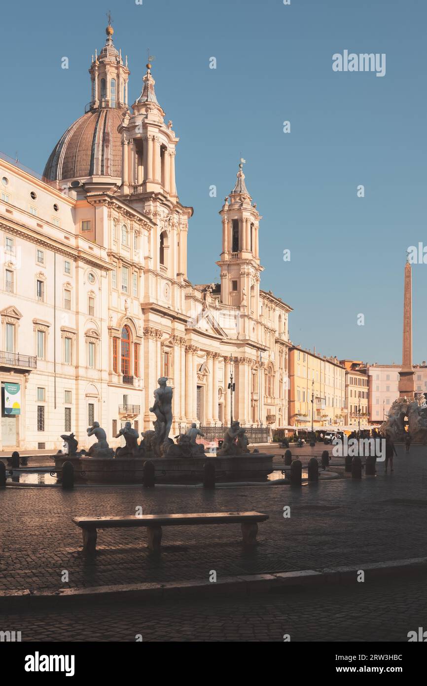 Rome, Italie - 27 août 2023 : l'église baroque Sant'Agnese in Agone, fontaines et obélisque sur la Piazza Navona, un point de repère touristique populaire dans le Hist Banque D'Images