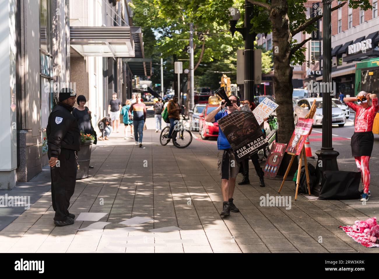 Seattle, États-Unis. 16 septembre 2023. En milieu de journée, Animal Rights Initiative des manifestants anti-fourrure se sont rassemblés au cœur du quartier commerçant de Westlake à Tiffany's pour protester pour les droits des animaux. Les manifestants ont choisi Tiffany's en raison de sa relation avec la société mère LVMH. Moët Hennessy Louis Vuitton est connu pour ses cosmétiques haut de gamme de maroquinerie. Crédit : James Anderson/Alamy Live News Banque D'Images