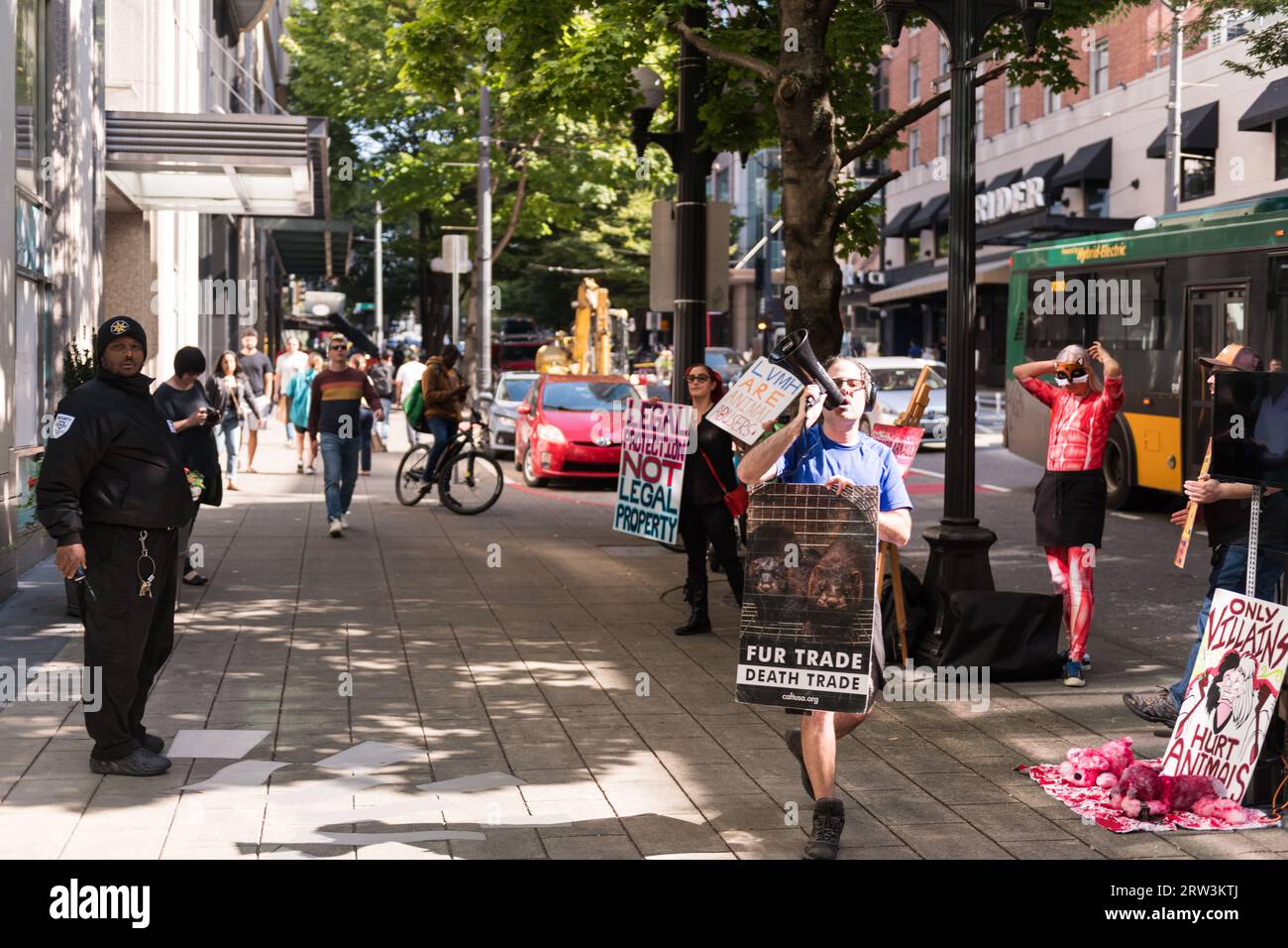 Seattle, États-Unis. 16 septembre 2023. En milieu de journée, Animal Rights Initiative des manifestants anti-fourrure se sont rassemblés au cœur du quartier commerçant de Westlake à Tiffany's pour protester pour les droits des animaux. Les manifestants ont choisi Tiffany's en raison de sa relation avec la société mère LVMH. Moët Hennessy Louis Vuitton est connu pour ses cosmétiques haut de gamme de maroquinerie. Crédit : James Anderson/Alamy Live News Banque D'Images