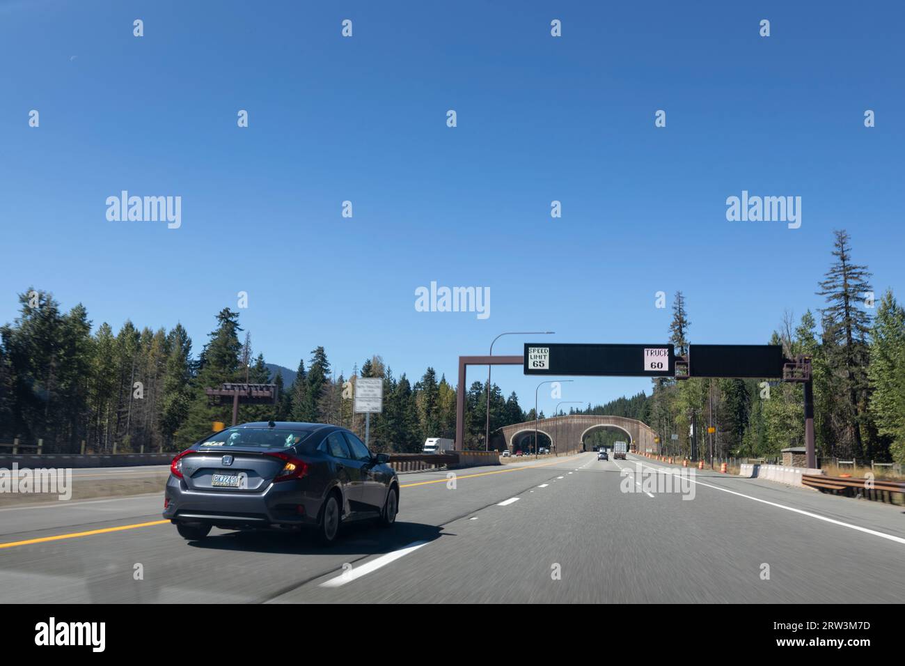 Traffic approche du passage supérieur de la faune du lac Keechelus près de Snoqualmie Pass, Washington, le vendredi 8 septembre 2023. Le projet a été achevé Banque D'Images