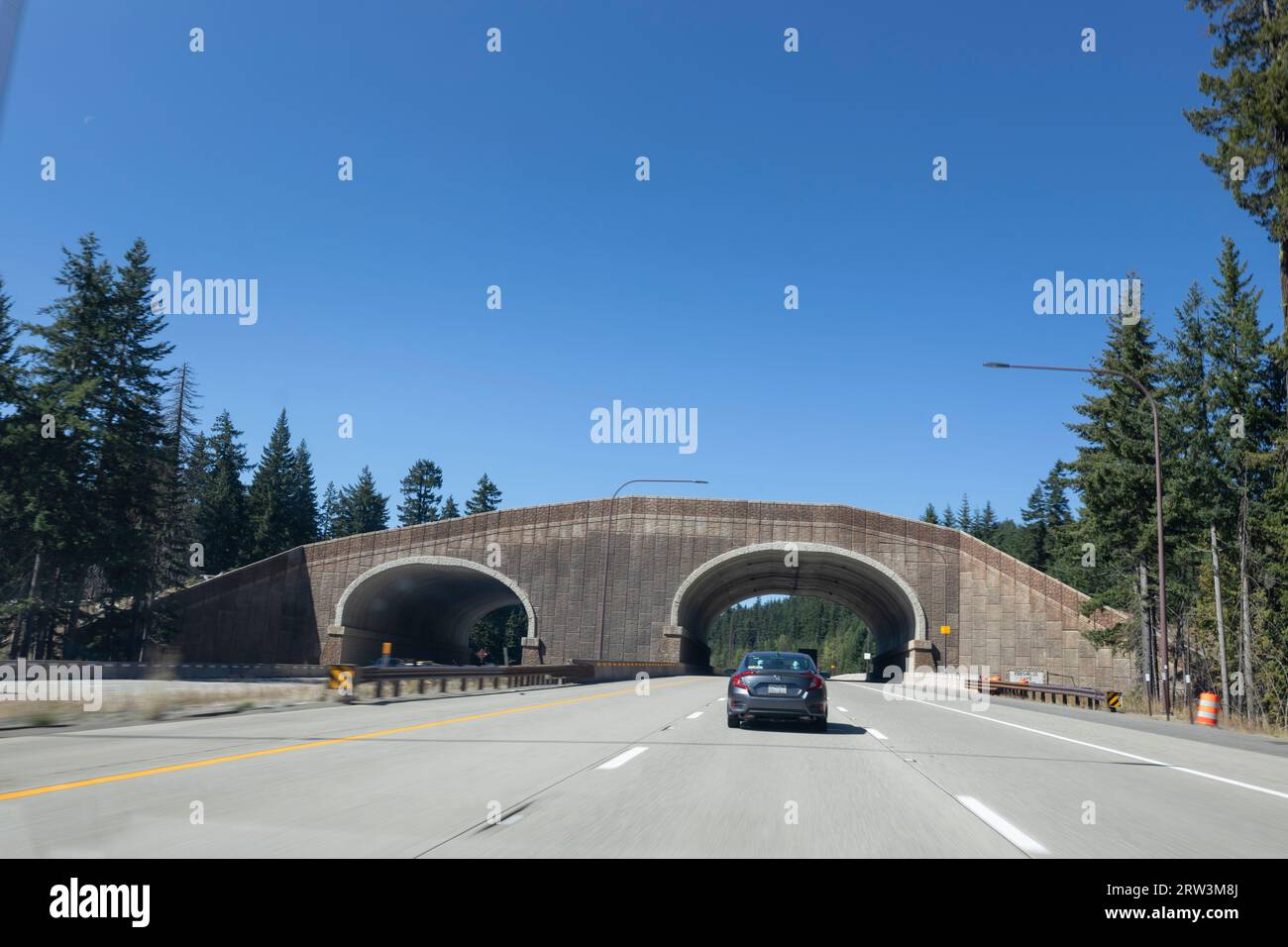 Le trafic approche du passage supérieur de la faune du lac Keechelus près de Snoqualmie Pass, Washington, le vendredi 8 septembre 2023. Banque D'Images