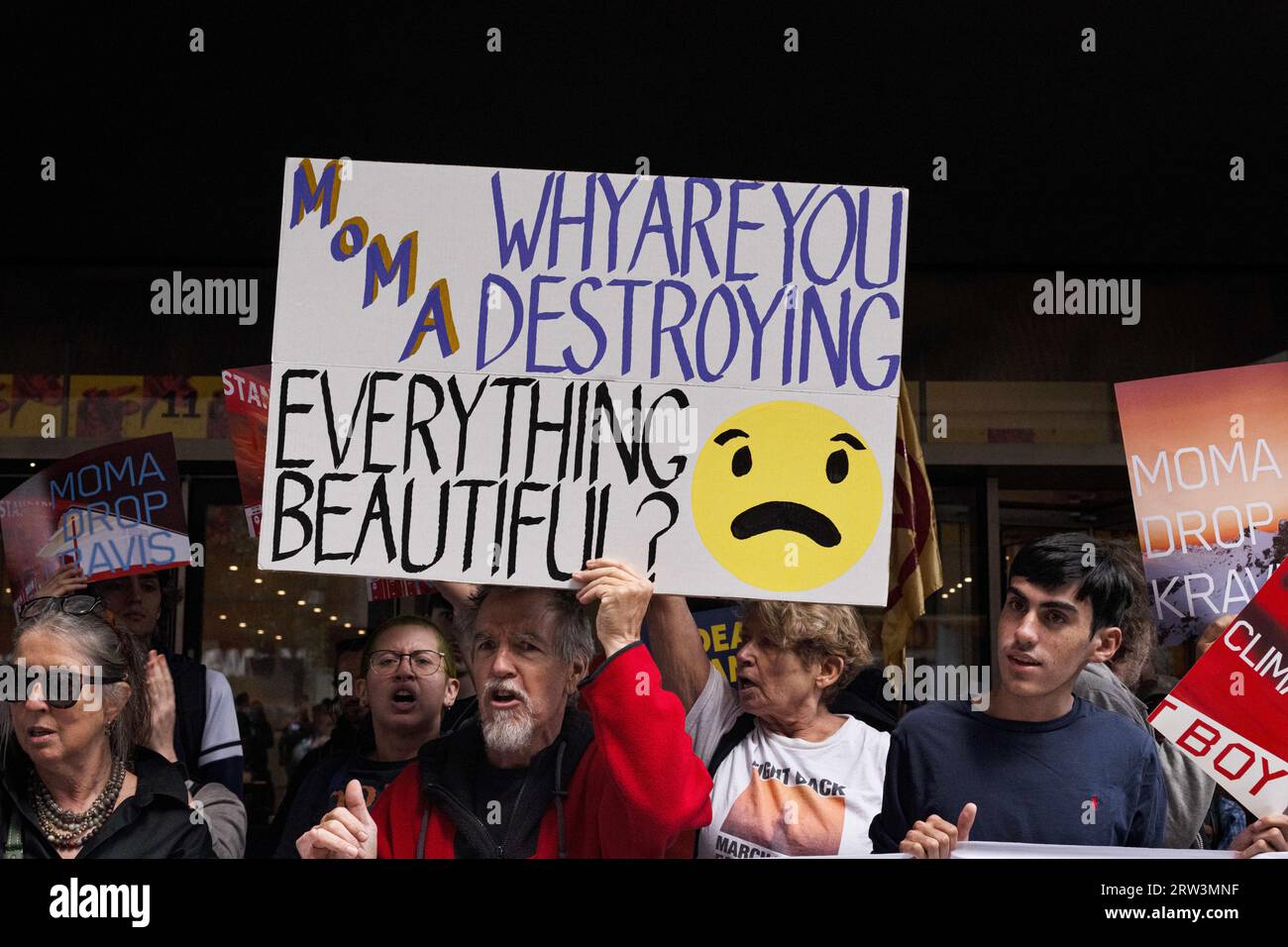 New York, New York, États-Unis. 15 septembre 2023. Des militants pour le climat et des manifestants se rassemblent devant le MoMA pour protester contre les fonds reçus de la société d'investissement KKR, l'un des principaux bailleurs de fonds du gazoduc Coastal GasLink qui traverse les terres ancestrales de la nation Wet'suwet'en. (Image de crédit : © Laura Brett/ZUMA Press Wire) USAGE ÉDITORIAL SEULEMENT! Non destiné à UN USAGE commercial ! Banque D'Images