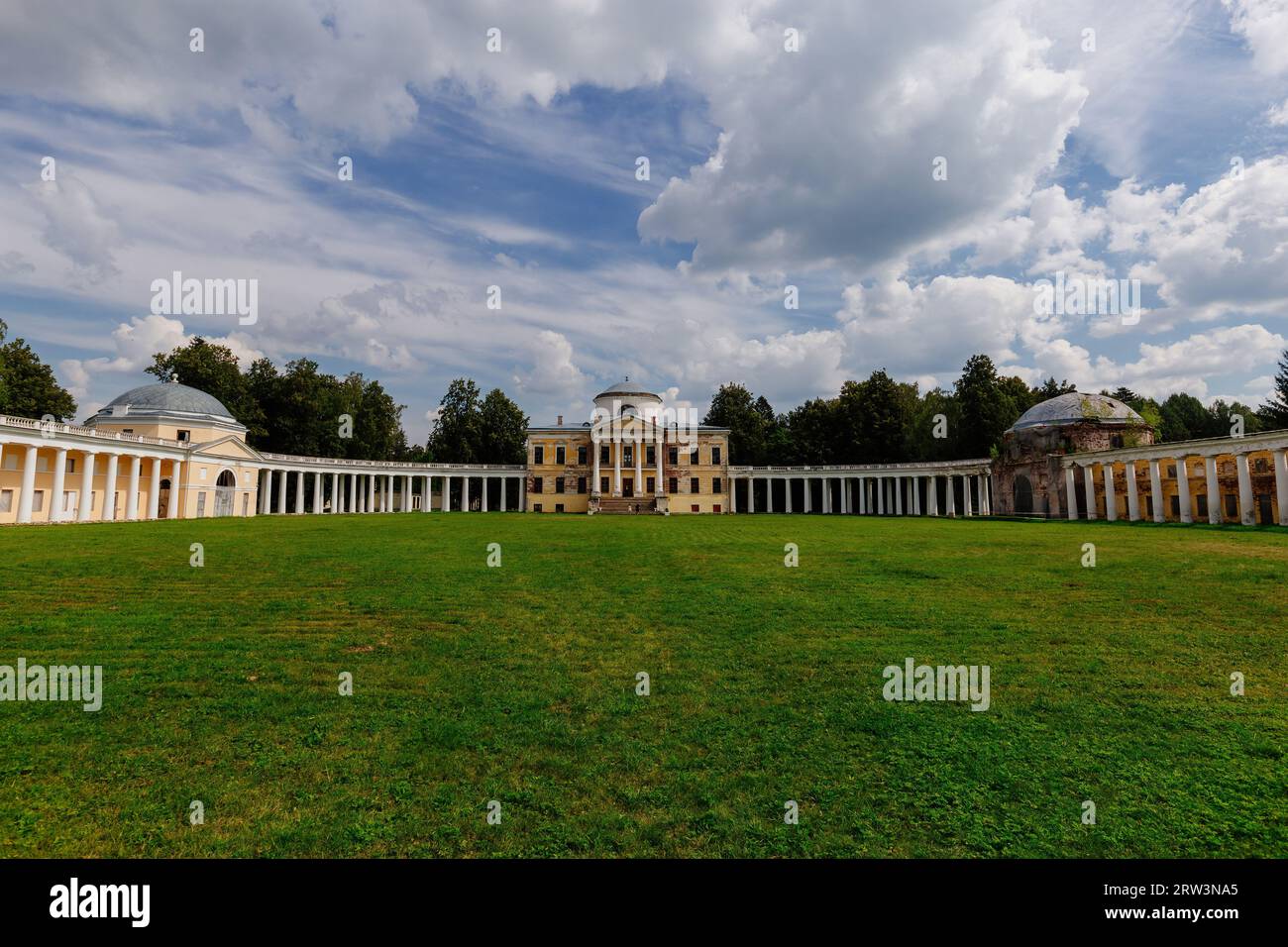 Znamenskoye-Rayok ancien manoir abandonné dans la région de Tver en Russie. Banque D'Images