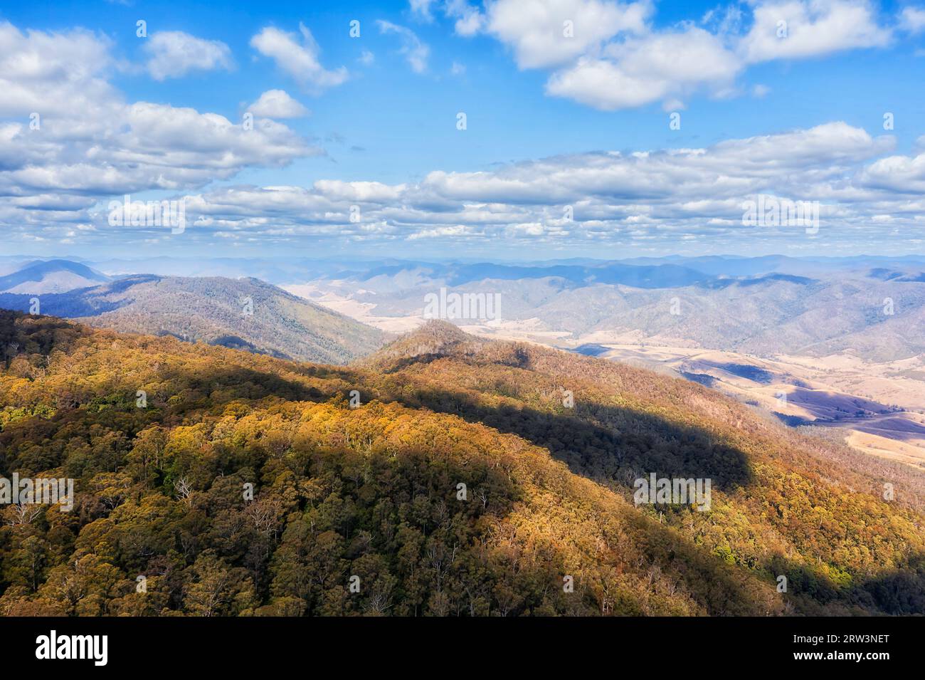 Grand plateau de montagnes de la chaîne de division en Australie - vue aérienne sur les chaînes de montagnes pittoresques et les vallées. Banque D'Images