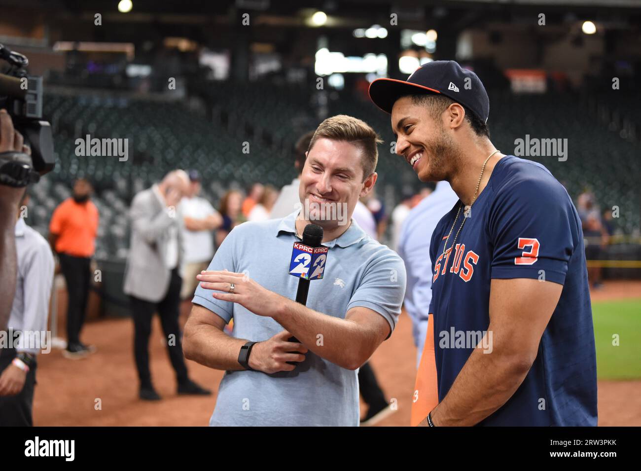 KPRC Sportscaster Ari Alexander interviewe Jeremy Pena (3 ans) des Houston Astros avant le match de MLB entre les Athletics d'Oakland et les Houston Banque D'Images