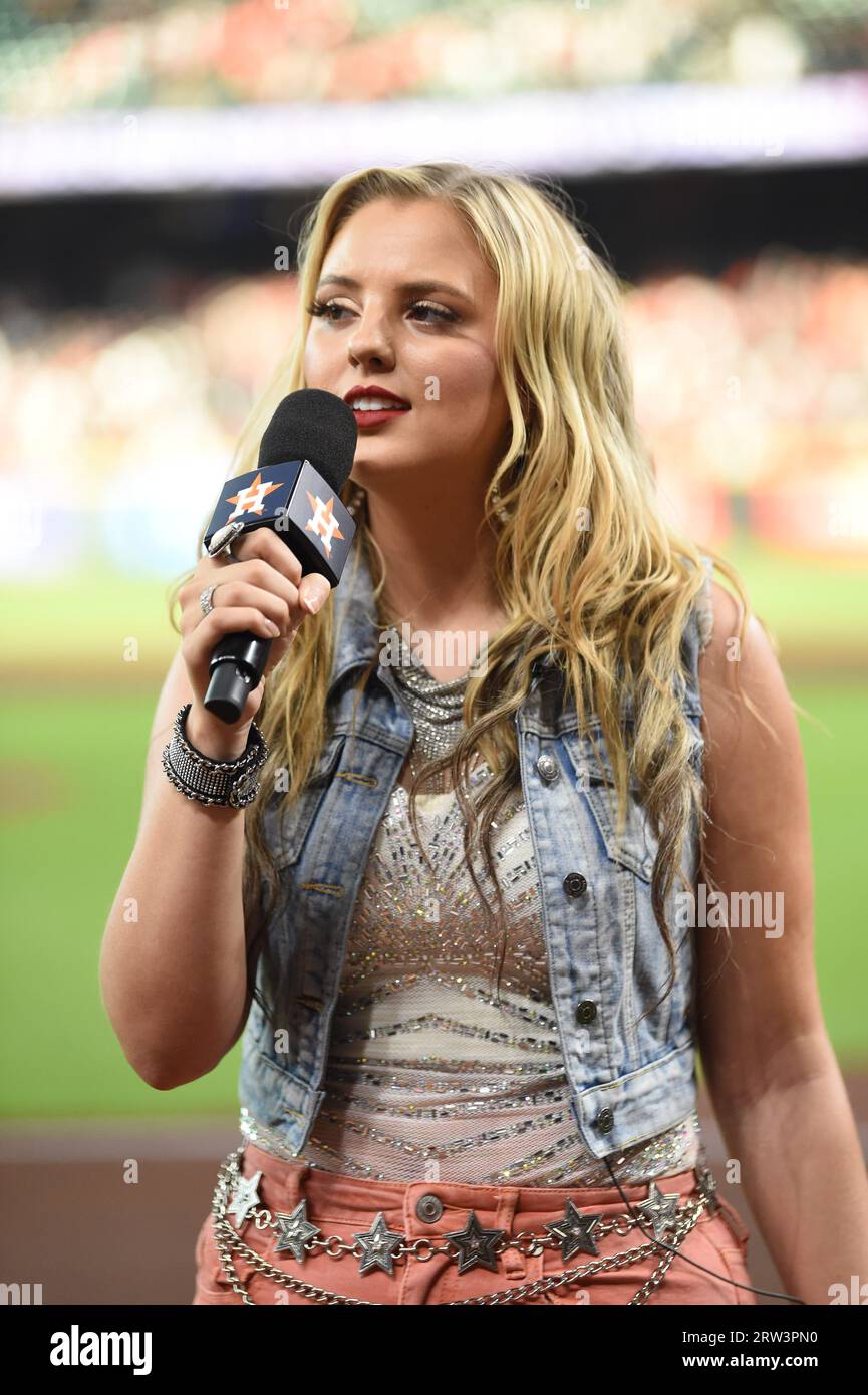 La chanteuse Kate Watson chante l'hymne national avant le match MLB entre les Athletics d'Oakland et les Astros de Houston le mercredi 13 septembre 2023 Banque D'Images
