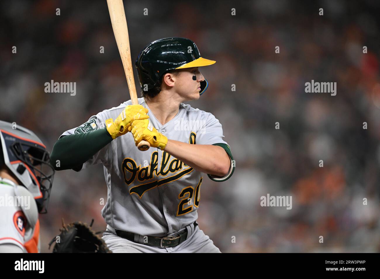 Le deuxième joueur d'Oakland Athletics, Zack Gelof (20), a battu en tête de la quatrième manche du match de la MLB entre les Athletics d'Oakland et les Houston Banque D'Images