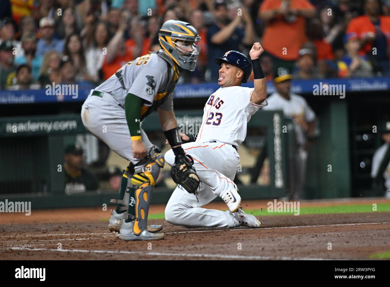 Michael Brantley (23), frappeur désigné par les Astros de Houston, glisse en toute sécurité à la maison lors de la cinquième manche du match MLB entre les Athletics d'Oakland et Banque D'Images