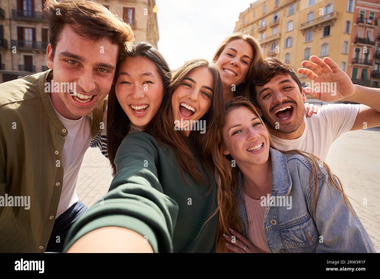 Selfie mobile de groupe de jeunes amis multi-ethniques s'amusant ensemble à l'extérieur. Des gens excités. Banque D'Images