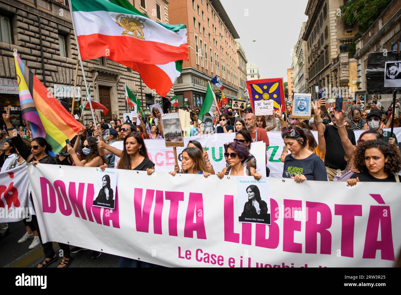 Rome, Italie. 16 septembre 2023. 16 septembre 2023, Rome, Italie : des femmes manifestent derrière la bannière avec les mots ''femme vive la liberté'' montrant des photos de Mahsa Amini lors de la manifestation pour commémorer sa mort à Rome. Mahsa Amini, arrêté à Téhéran le 13 septembre 2022 par la police religieuse pour non-respect de la loi sur le port obligatoire du voile. Elle est décédée dans des circonstances suspectes après trois jours dans le coma le 16 septembre 2022 à l'âge de 22 ans. Crédit : ZUMA Press, Inc./Alamy Live News Banque D'Images
