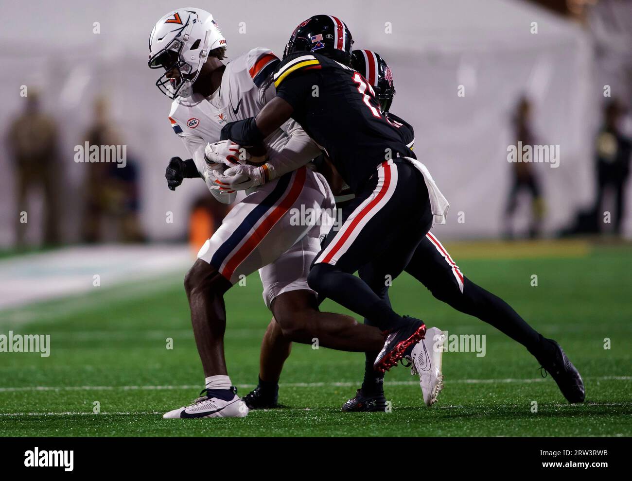 COLLEGE PARK, MARYLAND, États-Unis - 15 SEPTEMBRE : le défenseur des Terrapins du Maryland Lionell Whitaker (17) fait tomber le Wide Receiver Malik Washington (4) lors d'un match de football universitaire entre les Terrapins du Maryland et les cavaliers de Virginie le 15 septembre 2023, au SECU Stadium à College Park, Maryland. (Photo de Tony Quinn-Alamy Live News) Banque D'Images