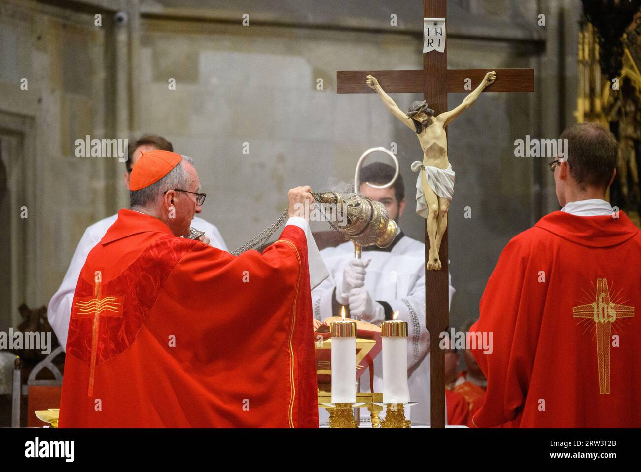 Cardinal Pietro Parolin célébrant la Sainte Messe à l'occasion de la fête de l'exaltation de la Sainte Croix dans la cathédrale Saint-Martin de Bratislava, Slovaquie. Banque D'Images