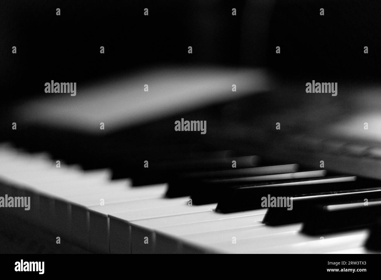 Gros plan de touches de piano noir, arrière-plan sombre. Image abstraite Banque D'Images