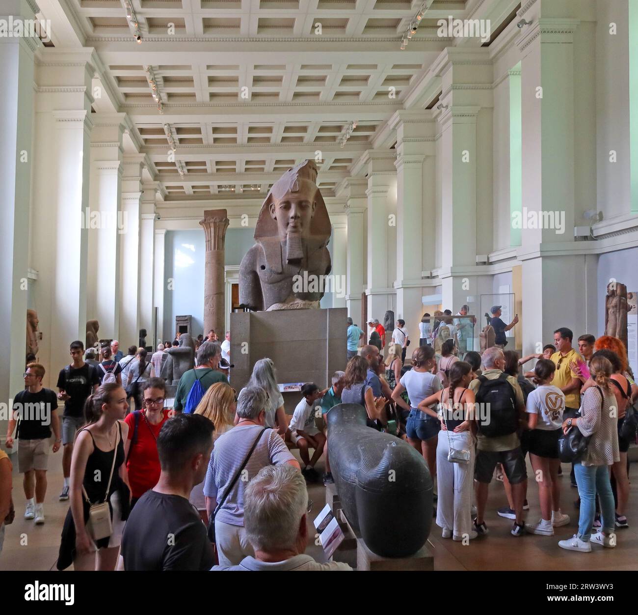 Touristes dans les chambres de l'Egypte ancienne, tête colossale de granit du roi Amenhotep III, British Museum, Great Russell St, Bloomsbury, Londres, Angleterre, ROYAUME-UNI Banque D'Images