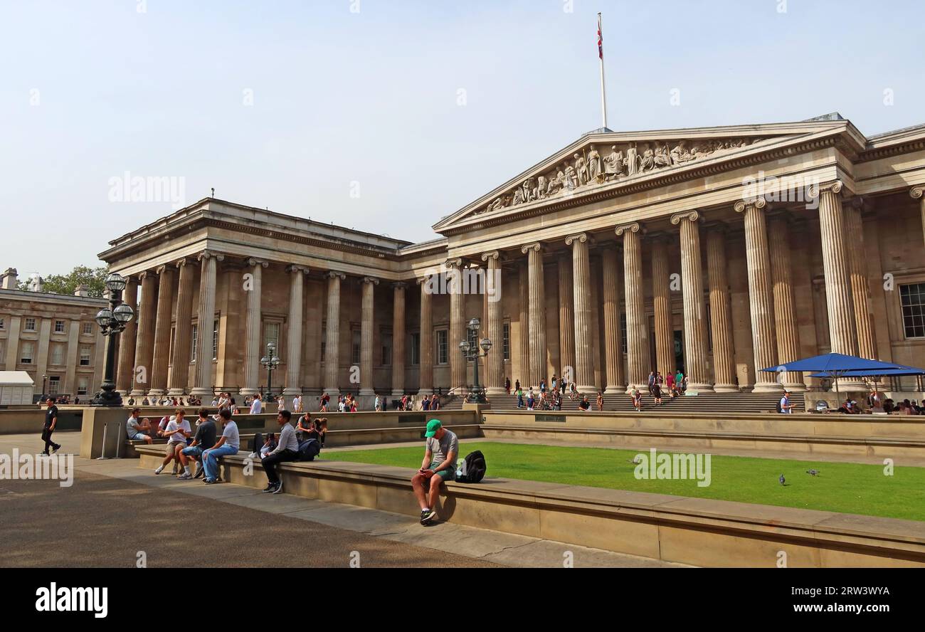 Façade et fronton de style néo-grec extérieur du British Museum, Great Russell St, Bloomsbury, Londres, Angleterre, ROYAUME-UNI, WC1B 3DG Banque D'Images