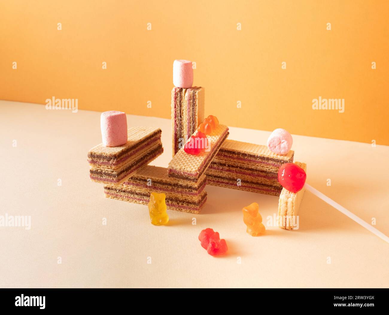 Sculpture de bonbons sur fond rose et orange. Concept alimentaire créatif. Banque D'Images