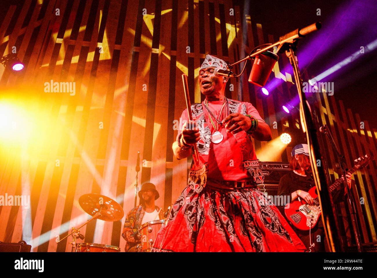 Le groupe de rock psychédélique afro-pop zambien W. I. T. C. H. ( We Entente to cause Havoc) se produit au Pickathon Festival à Happy Valley, Oregon, États-Unis en 2023 Banque D'Images