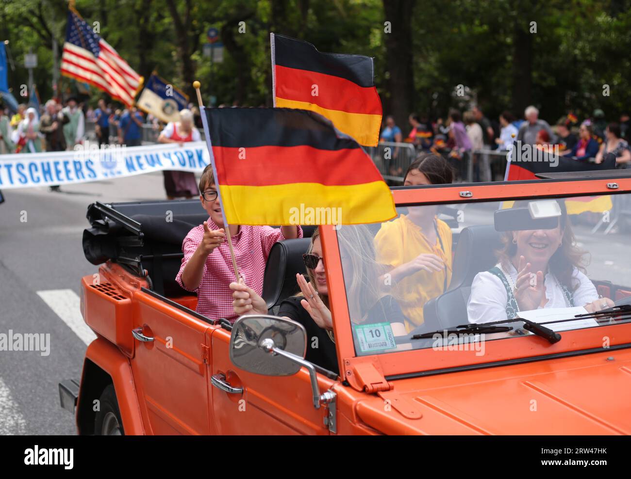 New York , New York Etats-Unis 09/16/2023 : la 66e édition annuelle German-American Steuben Parade à New York en remontant la 5e avenue. Banque D'Images