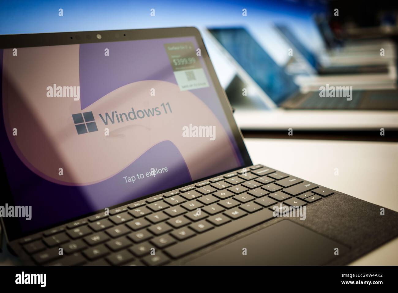 New York, États-Unis. 16 septembre 2023. Le logo de Windows 11 de Microsoft, pris dans le magasin de la 5e Avenue à Manhattan. Crédit : Michael Kappeler/dpa/Alamy Live News Banque D'Images