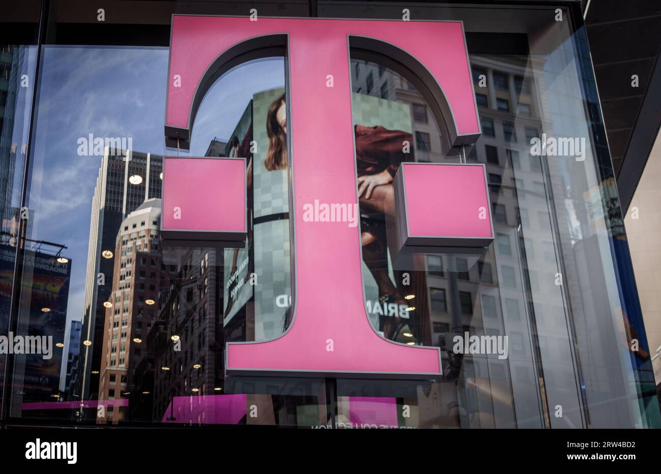 New York, États-Unis. 16 septembre 2023. Le logo T-Mobile USA, pris à Manhattan. Crédit : Michael Kappeler/dpa/Alamy Live News Banque D'Images