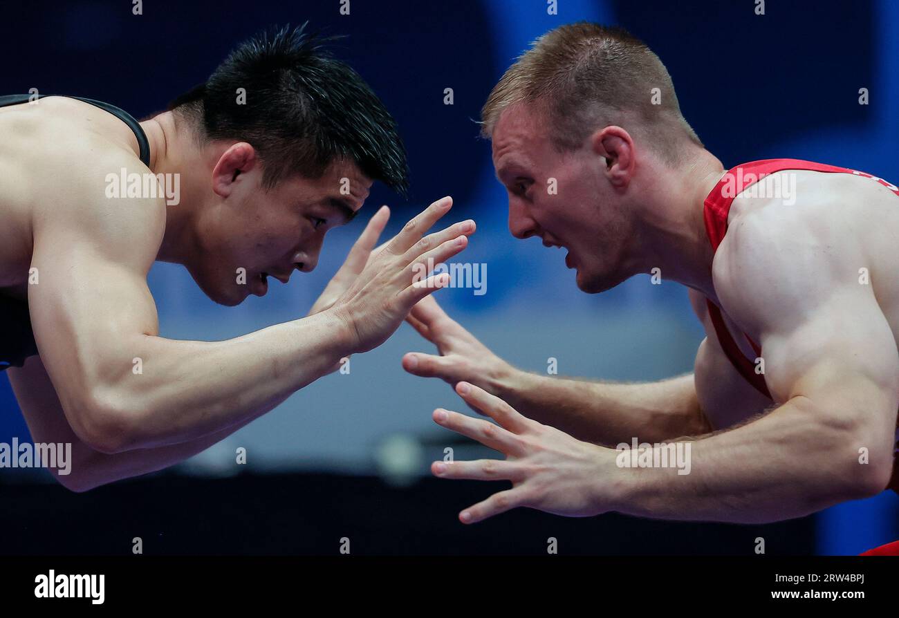 Belgrade. 16 septembre 2023. Le Chinois Lin Zushen (L) et l'Allemand Lars Schaefle concourent lors de leur match de qualification dans la catégorie nage libre masculine de 86 kg aux Championnats du monde de lutte à Belgrade, Serbie, le 16 septembre 2023. Crédit : Predrag Milosavljevic/Xinhua/Alamy Live News Banque D'Images