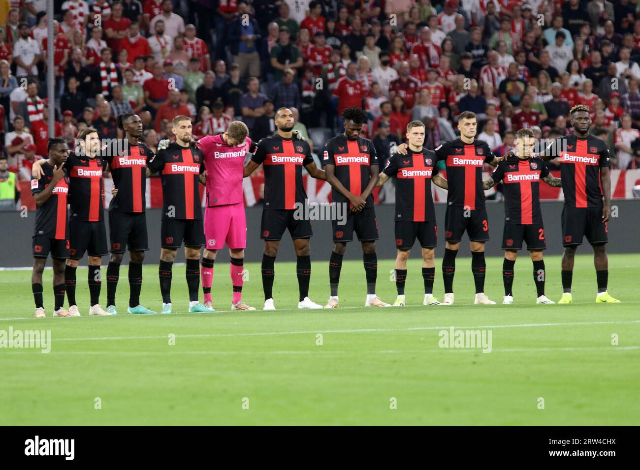 MUNICH, Allemagne. , . 1 Lukas HRADECKY, 12 Edmond TAPSOBA, 4 Jonathan TAH, 6 Odilon KOUSSOUNOU, 34 granit XHAKA, 8 Robert ANDRICH, 20 Alejandro GRIMALDO, 30 Jeremie FRIMPONG, 10 Florian WIRTZ, 7 Jonas HOFMANN, 22 Victor BONIFACE avant le match de Bundesliga entre le FC Bayern Muenchen et LE BAYER 04 LEVERKUSEN à l'Allianz Arena de Munich en 15. Septembre 2023, Allemagne. DFL, Fussball, 2:2, (photo et copyright @ ATP images/Arthur THILL (THILL Arthur/ATP/SPP) crédit : SPP Sport Press photo. /Alamy Live News Banque D'Images