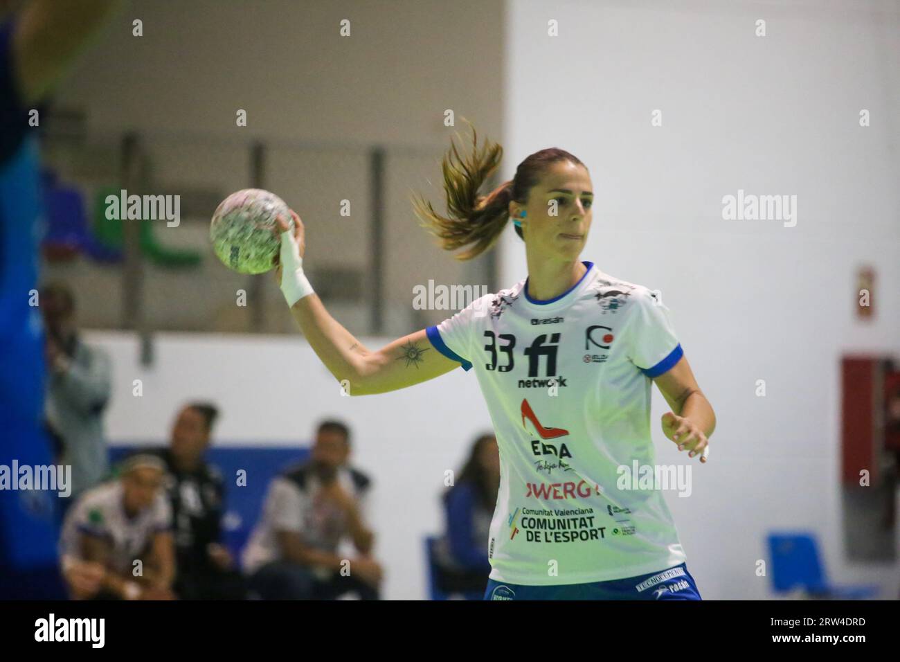 Oviedo, Espagne. 16 septembre 2023. Beatriz Escribano (33) joueuse d'Elda Prestigio avec le ballon lors de la 3e Journée de la Liga Guerreras Iberdrola 2023-24 entre Lobas Global ATAC Oviedo et Elda Prestigio, le 16 septembre 2023, au Florida Arena Municipal Sports Center, à Oviedo, Espagne. (Photo Alberto Brevers/Pacific Press) crédit : Pacific Press Media production Corp./Alamy Live News Banque D'Images