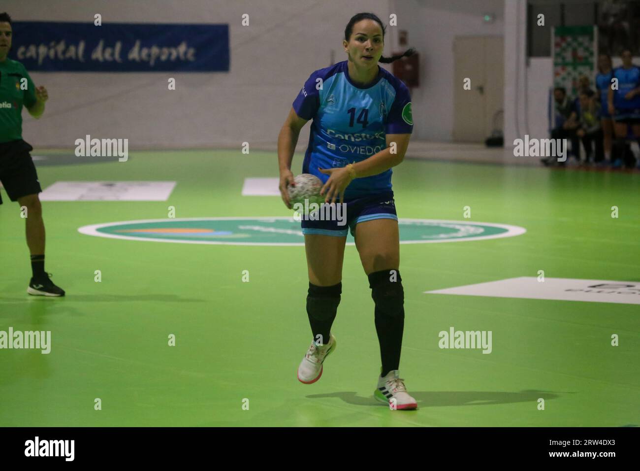 Gijon, Espagne. 16 septembre 2023. Le joueur de Motive.co Gijon Balonmano la Calzada, Rocio Rojas (57) avec le ballon lors de la 3e Journée de la Liga Guerrreras Iberdrola 2023-24 entre Motive.co Gijon Balonmano la Calzada et la Costa del sol Malaga, le 26 septembre 2023, dans le pavillon Arena, à Gijón, Espagne. (Photo Alberto Brevers/Pacific Press) crédit : Pacific Press Media production Corp./Alamy Live News Banque D'Images