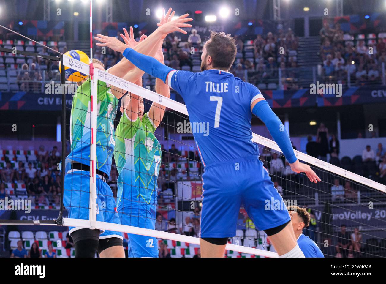 Rome, Italie. 16 septembre 2023. Kévin Tillie, de France (à droite), Klemen Cebulj (à gauche) et Alen Pajenk (à droite) de Slovénie en action pendant le match entre la France et la Slovénie au match pour la médaille de bronze de la finale de l'Eurovolley 2023 hommes. L'équipe nationale slovène remporte le match pour la médaille de bronze contre la France avec un score de 2-3 crédit : SOPA Images Limited/Alamy Live News Banque D'Images