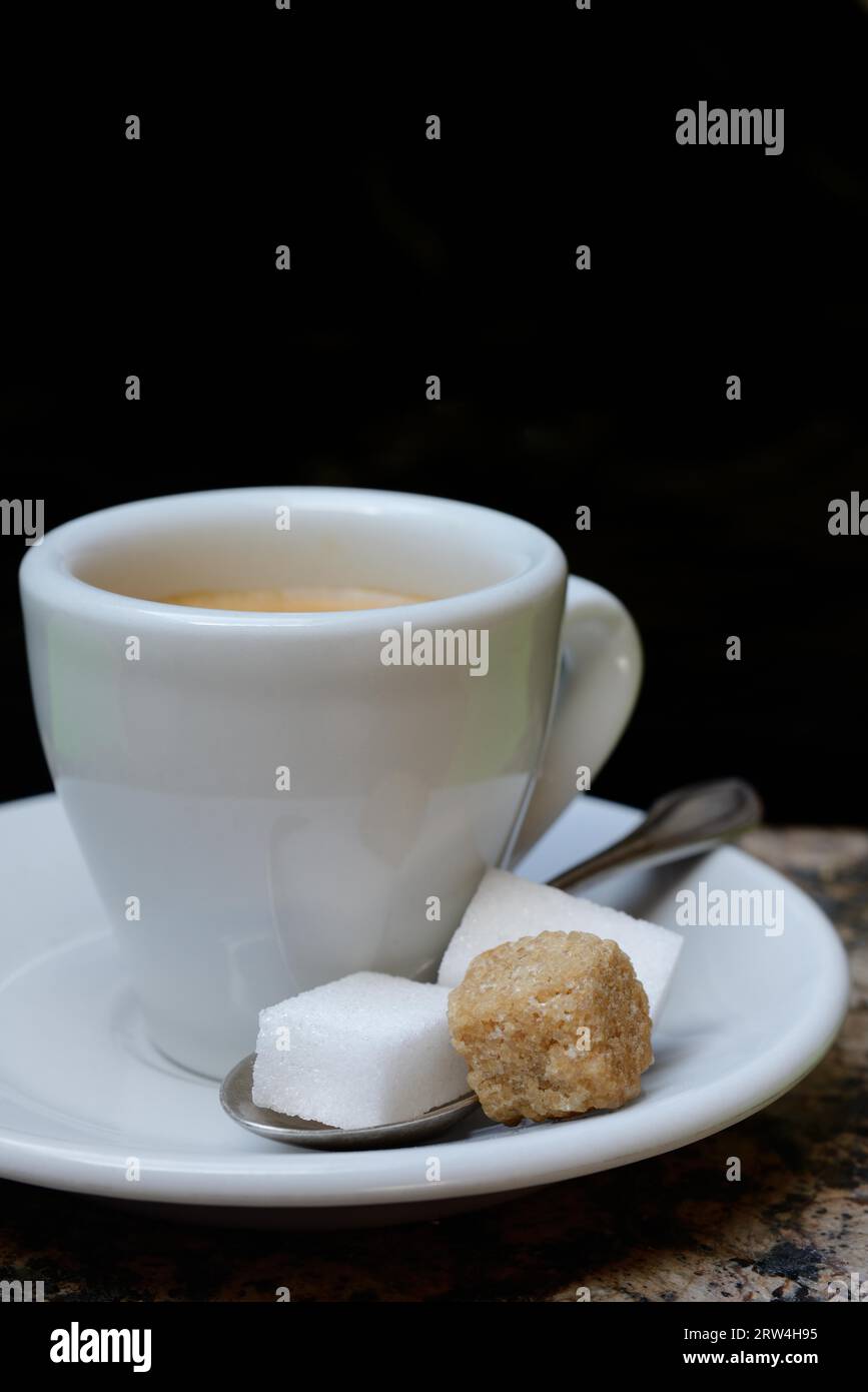 Tasse à espresso avec cubes de sucre blanc et brun Banque D'Images