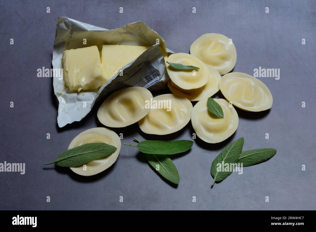 Tortellini et feuilles de sauge, préparation pour tortellini avec beurre de sauge Banque D'Images