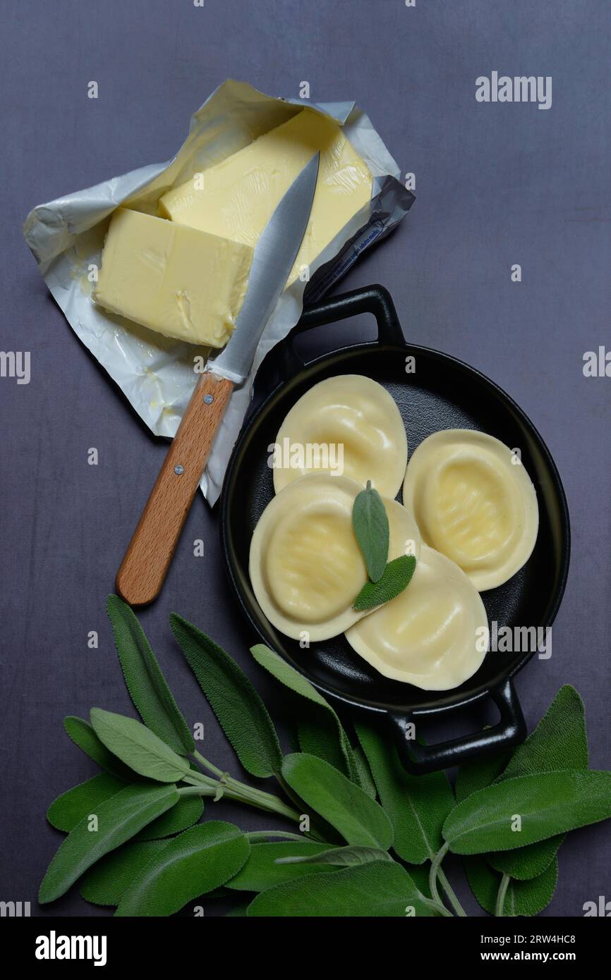 Tortellini et feuilles de sauge, préparation pour tortellini avec beurre de sauge Banque D'Images