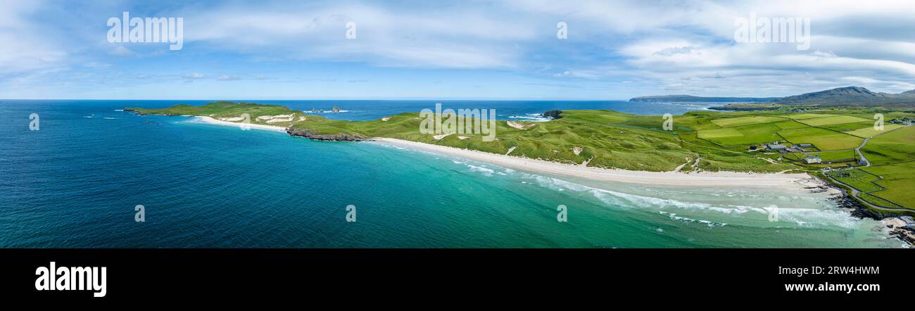 Panorama aérien de la baie de Balnakeil avec plage de sable fin et dunes à droite, péninsule de Faraid Head à l'horizon gauche, Durness, Highlands, Écosse Banque D'Images