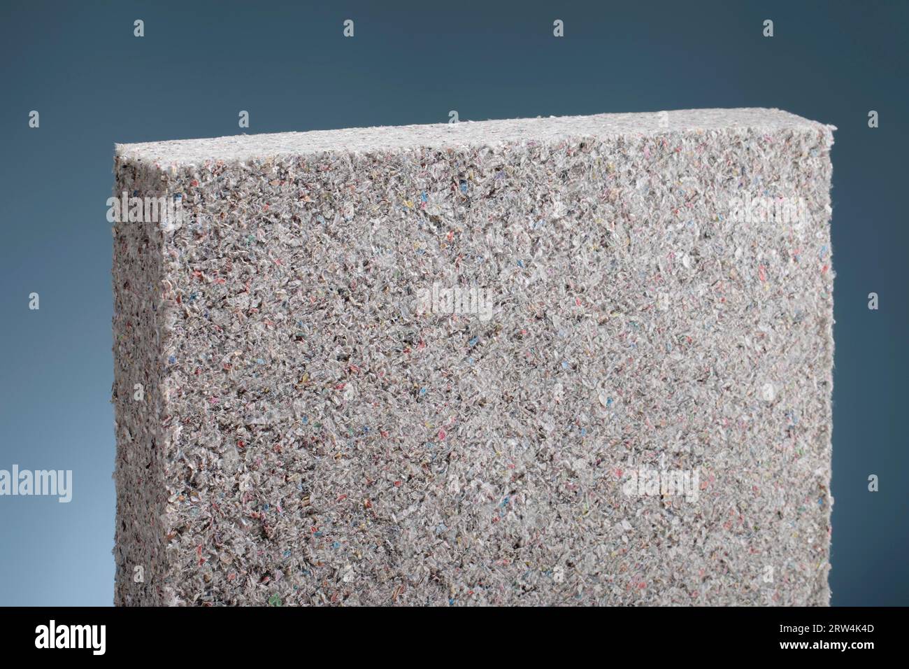 Panneau isolant en cellulose, fabriqué à partir de journaux recyclés, utilisé comme isolation thermique de bâtiment Banque D'Images