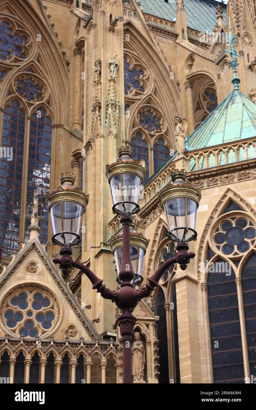 Lanterne devant la cathédrale de Metz Banque D'Images