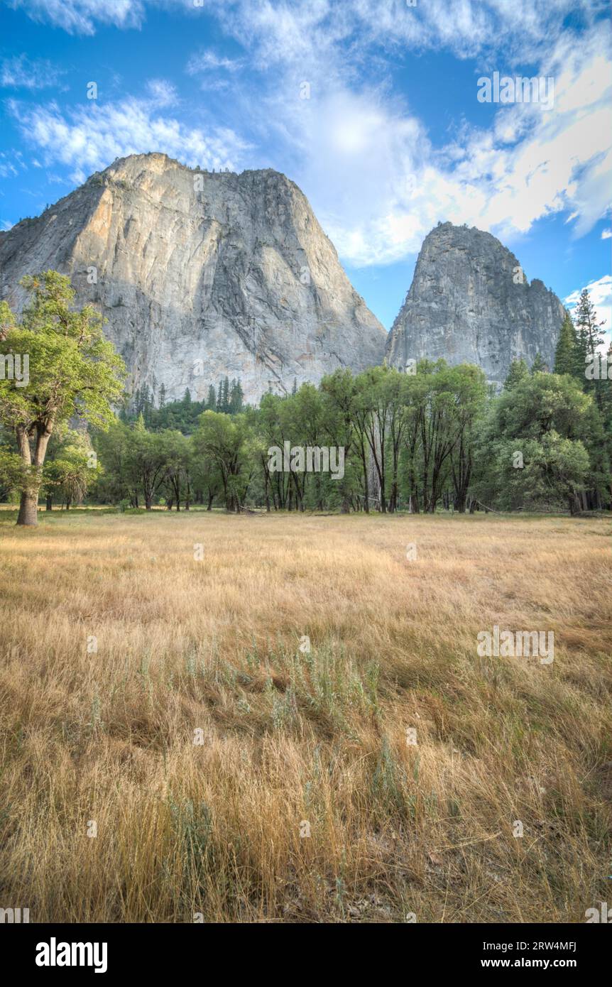 Parc national Yosemite demi-dôme avec prairie et ciel bleu Banque D'Images