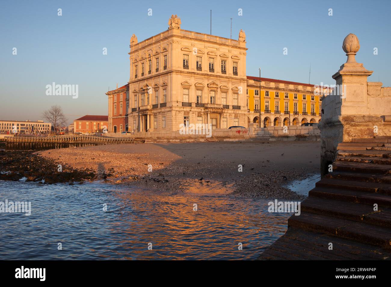 Lever de soleil sur la petite plage du Tage dans la ville de Lisbonne au Portugal à la fin de Praca do Comercio (place du Commerce) Banque D'Images