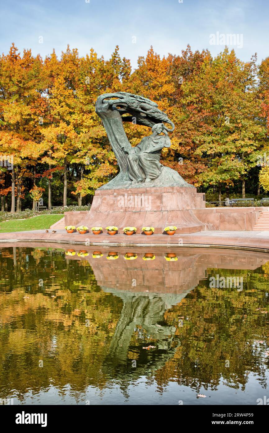 Monument de Fryderyk Chopin dans le décor d'automne du Parc Royal Lazienki à Varsovie, Pologne, conçu vers 1904 par Waclaw Szymanowski (1859-1930) Banque D'Images