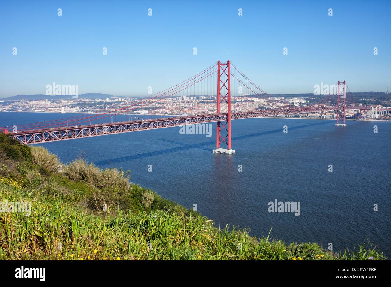 25 avril Pont suspendu sur le Tage, reliant Almada et Lisbonne au Portugal Banque D'Images