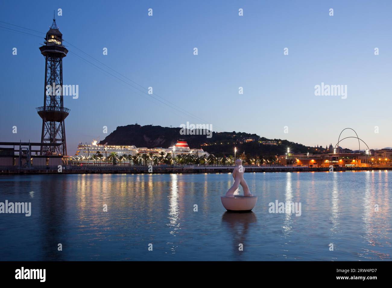 Tour de téléphérique de Montjuic (Torre Jaume I) et baie au crépuscule à Barcelone, Catalogne, Espagne Banque D'Images