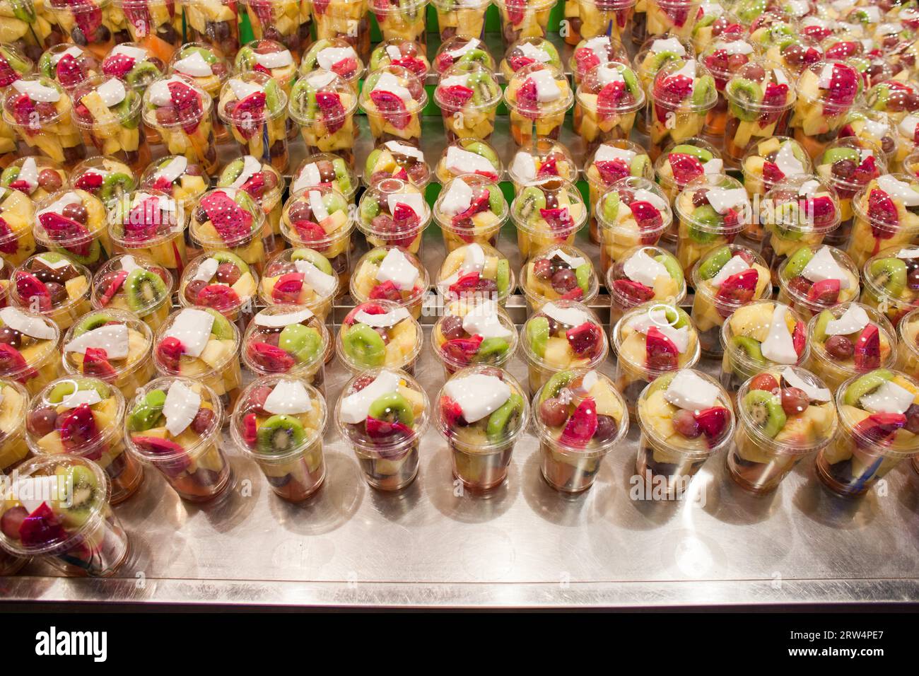 Mélange frais, coupé, pelé de fruits de différentes sortes sur un étal de marché, régime végétarien sain, aliments nutritifs, teneur élevée en vitamines Banque D'Images