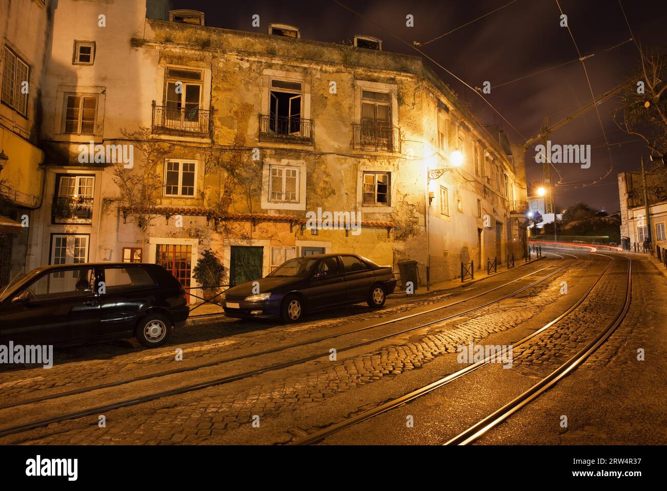 Vieille ville de Lisbonne au Portugal la nuit, ligne de tramway du célèbre tram 28 sur la rue Largo Santa Luzia Banque D'Images