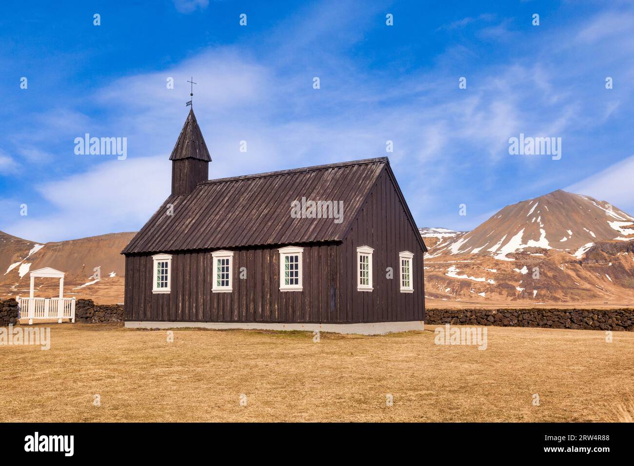 Budir Church, connue sous le nom de Little Black Church, sur la péninsule de Snaefellsnes, dans l'ouest de l'Islande. Sur la droite se trouve le volcan Snæfellsjokull. Banque D'Images