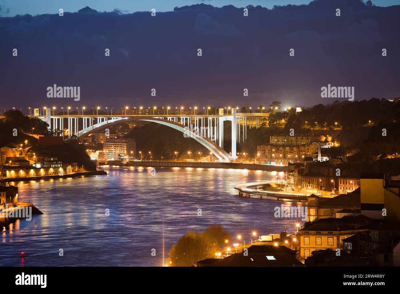 Pont Arrabida la nuit sur le fleuve douro, entre les villes de Porto et Gaia au Portugal Banque D'Images