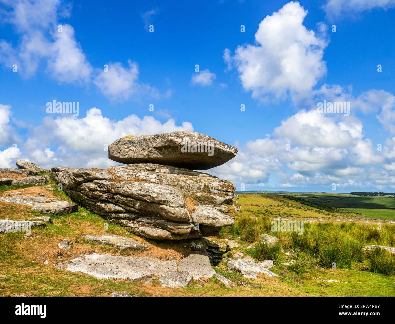 La pierre Logan sur Louden Hill, Bodmin Moor, Cornouailles. Un rocher équilibré qui est si finement équilibré qu'il peut être basculé en poussant vers le bas. Banque D'Images