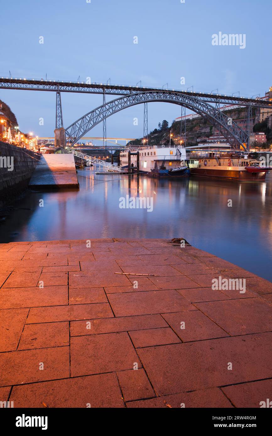 Pont Dom Luis I et quai au fleuve Douro dans la soirée à Porto, Portugal Banque D'Images