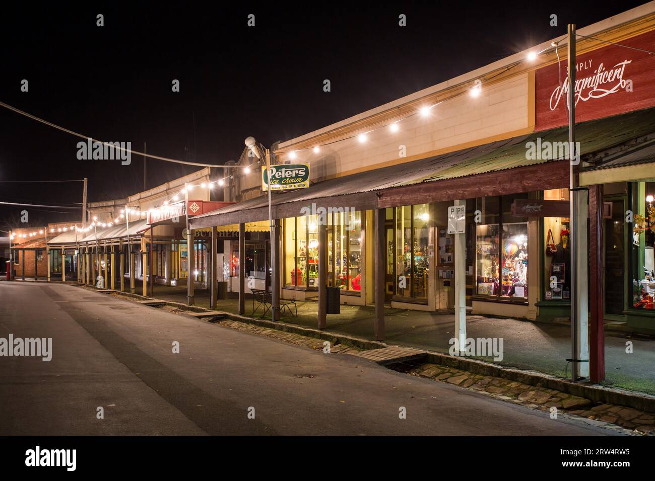 Un soir d'hiver calme High Street London, Victoria, Australie le 27 juin 2014 Banque D'Images