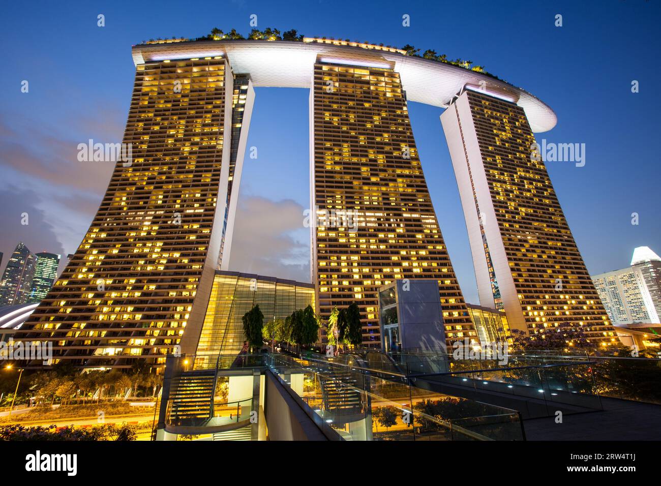 Marina Bay, Singapour, avril 7, casino Marina Bay Sands et hôtel au crépuscule le 7 avril 2014 Banque D'Images